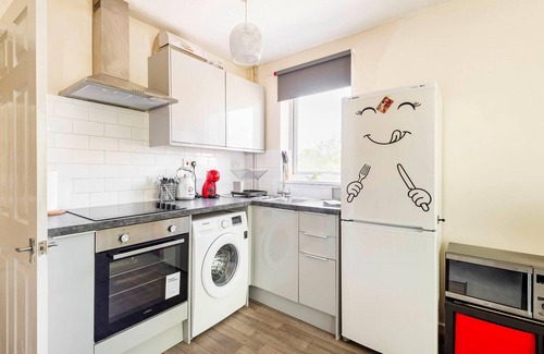 Bletchley House | Immaculate 2-Bedroom House with Kitchen in Milton Keynes