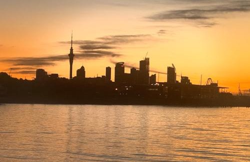Auckland Central Business District Apartment | Central Auckland Apartment with Pool and Free Parking
