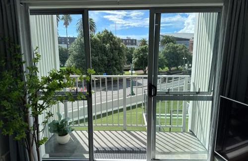 Auckland Central Business District Apartment | Central Auckland Apartment with Pool and Free Parking