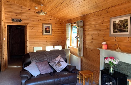 Hawick Cabin | Perfectly Positioned 3-Bed Lodge in Hawick with Breakfast