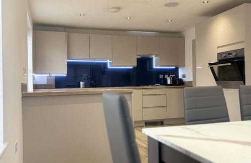 Horley House | Immaculate 4-Bed House in Horley with Family-Friendly Amenities