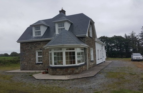 Glin House | Immaculate 5-Bed House in Glin with Breakfast Included