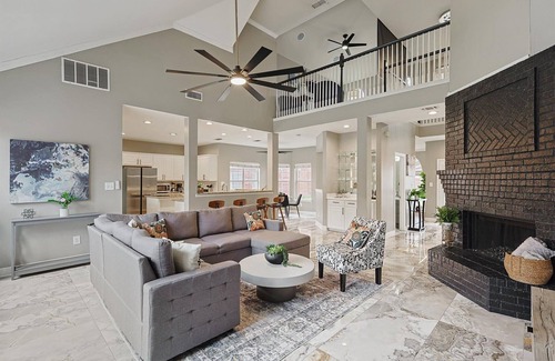 Irving House | Immaculate 5BR Home with Pool & Spa - Guest Rated 9.8