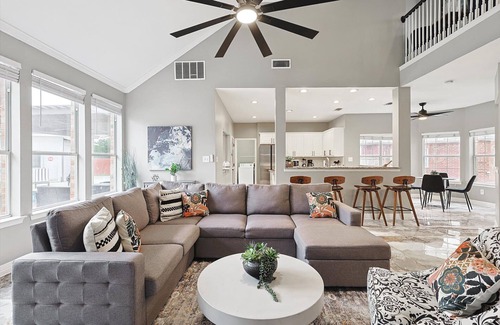 Irving House | Immaculate 5BR Home with Pool & Spa - Guest Rated 9.8