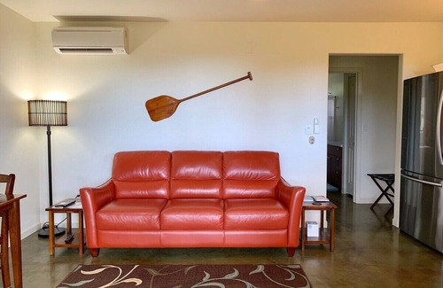 Kailua-Kona Apartment | Immaculate Ocean View Retreat with Pool and Hot Tub