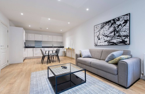 Stratford and New Town Apartment | Immaculate 2-Bed London Apartment with Breakfast Included