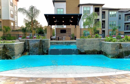 College Station Apartment | Immaculate Apartment with King Bed & Resort Pool Access