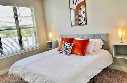 College Station Apartment | Immaculate Apartment with King Bed & Resort Pool Access