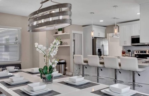 Tampa House | Immaculate Pool House with Spa & Kitchen - Perfect Retreat
