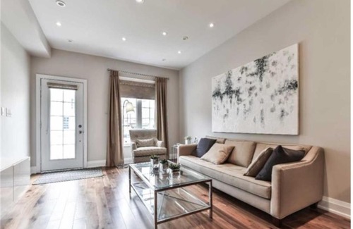 Lawrence Park Villa | Immaculate Executive Townhouse with Family-Friendly Amenities