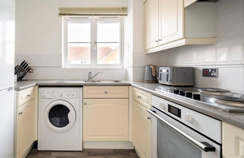 Welwyn Garden City Apartment | Pristine 2-Bed Apartment in Welwyn Garden City with Breakfast