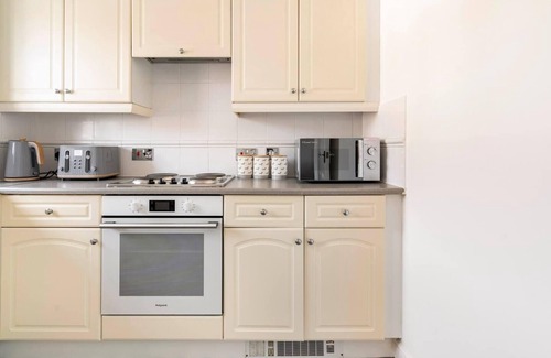 Welwyn Garden City Apartment | Pristine 2-Bed Apartment in Welwyn Garden City with Breakfast