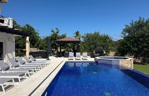 Olhao Villa | Immaculate Villa with Infinity Pool & Spa - 9.6/10 Rated