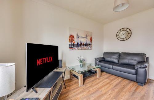 Renhold House | Immaculate Two Bedroom Retreat with Convenient Parking