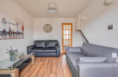 Renhold House | Immaculate Two Bedroom Retreat with Convenient Parking