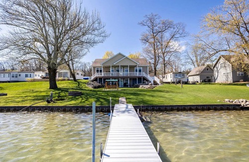 Moscow House | Immaculate Waterfront Cottage on Silver Lake for Families