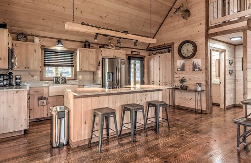 Williamstown Cabin | Experience More: Hot Tub, Arcade Games & Cozy Fireplace
