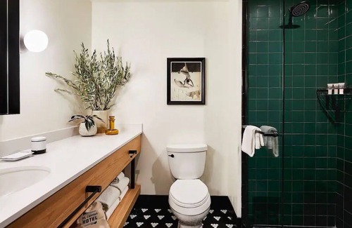 Merced Hotel | Discover History at Comfortable Main Street Near Lake Yosemite