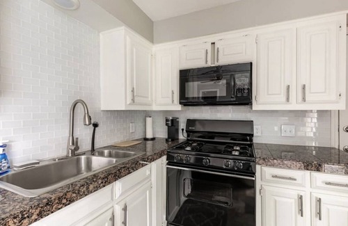 Lower Greenville Apartment | Discover Vibrant Dallas Culture in a Cozy Urban Retreat
