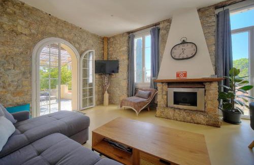 Riou - Petit Juas - Av de Grasse Apartment | Tranquil IMMOGROOM T3: Air-Conditioned Garden Retreat