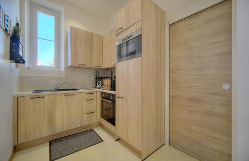 Riou - Petit Juas - Av de Grasse Apartment | Tranquil IMMOGROOM T3: Air-Conditioned Garden Retreat