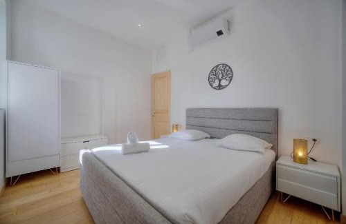 Riou - Petit Juas - Av de Grasse Apartment | Tranquil IMMOGROOM T3: Air-Conditioned Garden Retreat