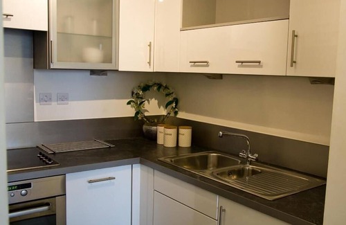 Brentwood Apartment | Cozy 2-Bed Apartment in Brentwood with Breakfast Included