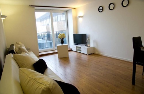 Brentwood Apartment | Cozy 2-Bed Apartment in Brentwood with Breakfast Included