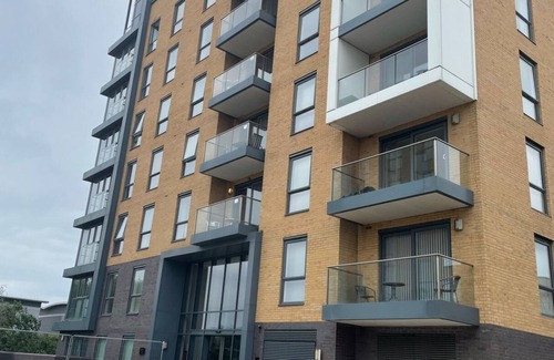 Reading Apartment | Modern 2-Bed Apartment in Reading with Family-Friendly Amenities