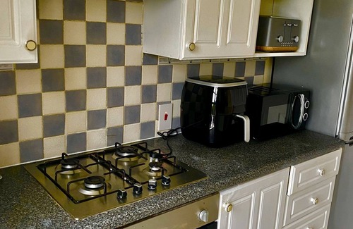 Thamesmead Apartment | Stylish 2-Bed Apartment in London with Family Amenities