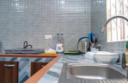 Accra Apartment | Elegant 2-Bed Apartment in Accra with Kitchen & Breakfast