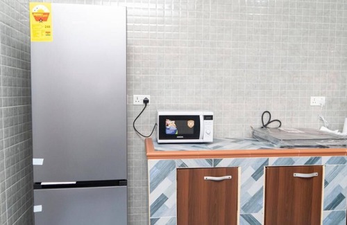 Accra Apartment | Elegant 2-Bed Apartment in Accra with Kitchen & Breakfast
