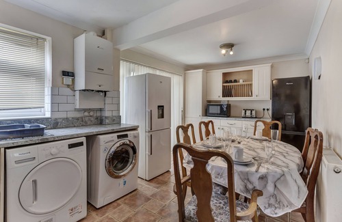 Basildon House | Impeccable 3-Bed House with Breakfast in Basildon