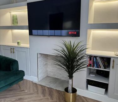 Walsall House | Impeccable 3-Bed House in Walsall - Rated 10/10 by Guests