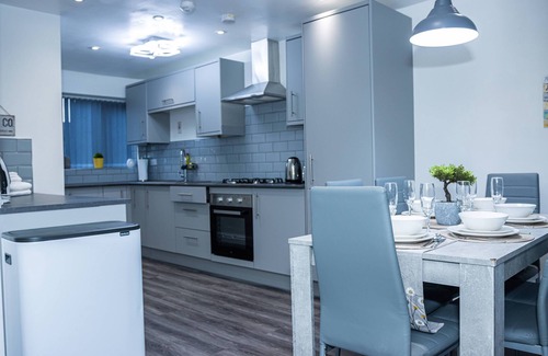 Telford House | Elegant 4-Bed House in Telford with Family-Friendly Amenities