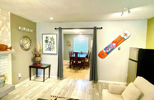Sidney House | Family & Pet Friendly Retreat Near YYJ with Ocean Views