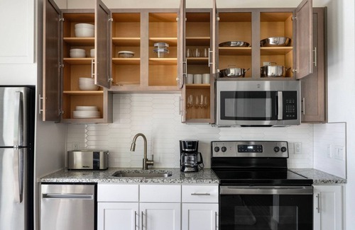 Waller Creek District Apartment | Stylish Downtown 1BR with Deck Near Convention Center