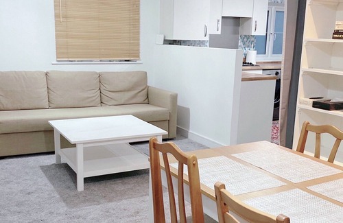 Bicester House | Impeccable Family Home with Kitchen & Perfect 10 Rating