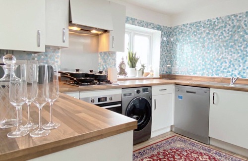 Bicester House | Impeccable Family Home with Kitchen & Perfect 10 Rating
