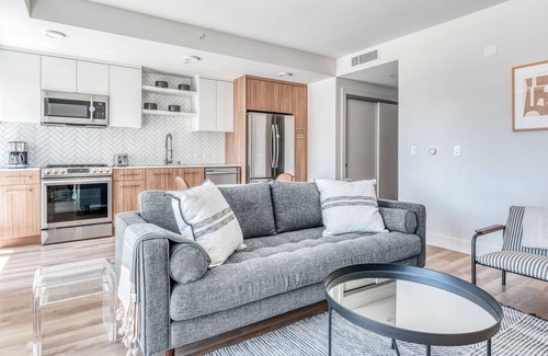Downtown Oakland Apartment | Modern Oakland 1BR with Sky Deck and Prime Location