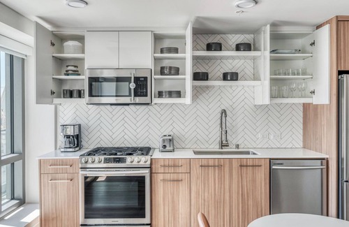 Downtown Oakland Apartment | Modern Oakland 1BR with Sky Deck and Prime Location