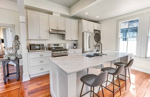 Metropolitan House | Beautifully Restored Bungalow with Private Yard & Parking