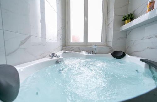 Avon Apartment | Discover Imperial House 1850 Balnéo with Hot Tub & Parking