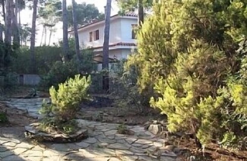 Pals Villa | Stylish 4 Bedroom Villa with Pool, Steps from the Sea