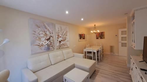 Figares Apartment | Elegant Apartment near Palacio de Congresos - 9.2/10 Rating