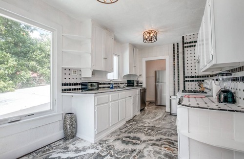 Uptown Apartment | Impressionist Art-Themed 2B Apartment with Spa Amenities