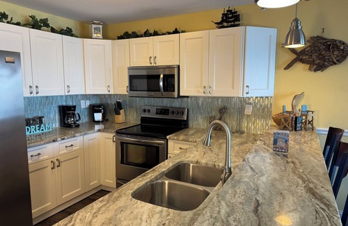 Put-in-Bay Condo | Beautiful 3 BR Condo on Lake Erie with Pool & Great Views