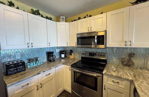 Put-in-Bay Condo | Beautiful 3 BR Condo on Lake Erie with Pool & Great Views