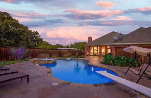Irving House | Ideal Getaway: Heated Pool & Spa Minutes from DFW Airport