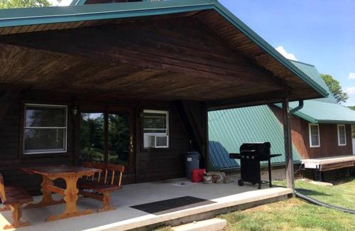 Nelsonville House | Impressive Cabin Rental with a Private Hot Tub in Nelsonville, Ohio